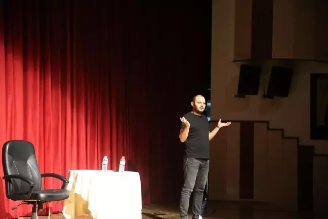 Tokat'ta Cem Eren Öztürk'ten Tek Kişilik Stand Up Gösterisi