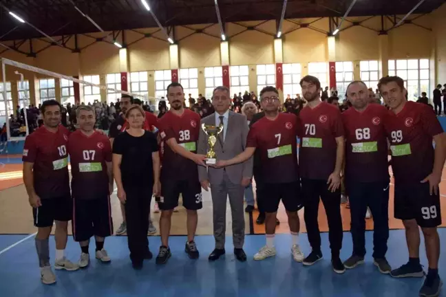 Aksu Fen Lisesi, Öğretmenler Arası Voleybol Turnuvası'nın Şampiyonu Oldu