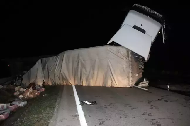 Amasya'da Tır Devrildi: Sürücü Yaralı