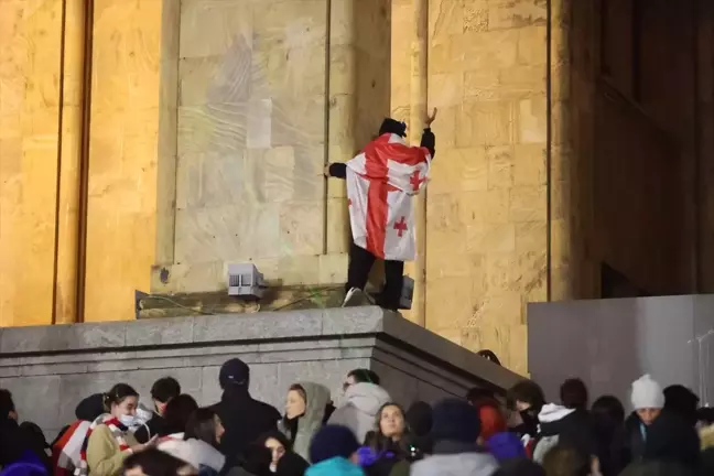 Gürcistan'da AB Müzakerelerinin Askıya Alınması Protesto Ediliyor