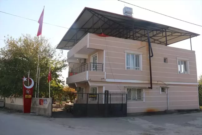 Hatay'da zarar verilen şehit anıtını jandarma ekipleri yeniledi