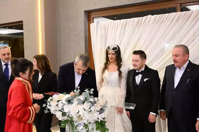 Edirne Valisi Sezer, Tarık Akmeşe ve Tuğba Jusufi'nin Nikah Şahitliğini Yaptı