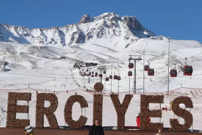 Erciyes Kış Sporları Merkezi'nde Kayakseverler Yoğun İlgi Gösterdi