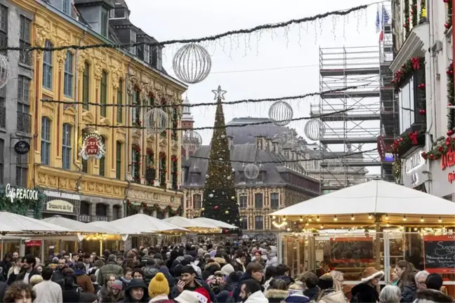 Lille'deki Noel Pazarı Ziyaretçileri Ağırlıyor