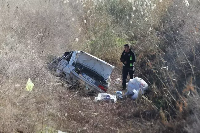 Şanlıurfa'da Sulama Kanalına Devrilen Otomobilde 5 Kişi Yaralandı