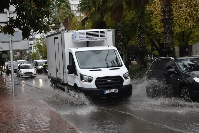 Antalya'da Yağışlar Su Birikintilerine Neden Oldu