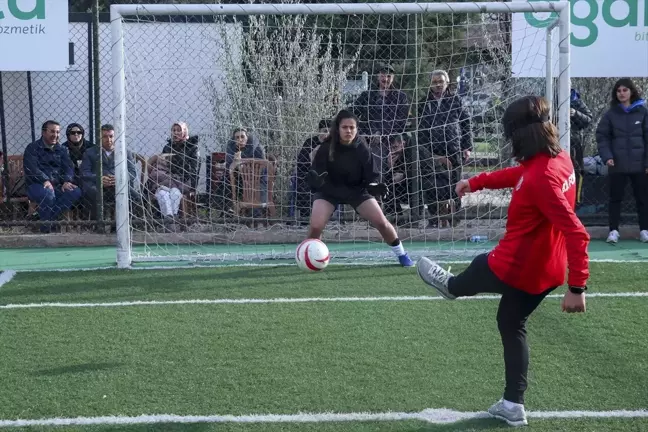 FOMGET Kadın Futbol Takımı'ndan Engelliler Günü'nde Farkındalık Maçı