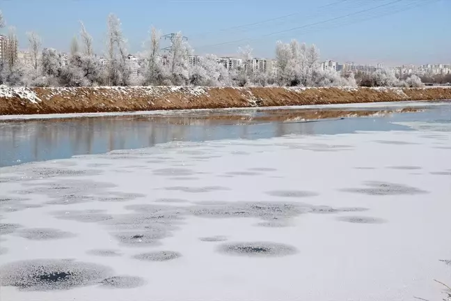 Sivas'ta Kızılırmak Nehri'nin Yüzeyi Buzla Kaplandı