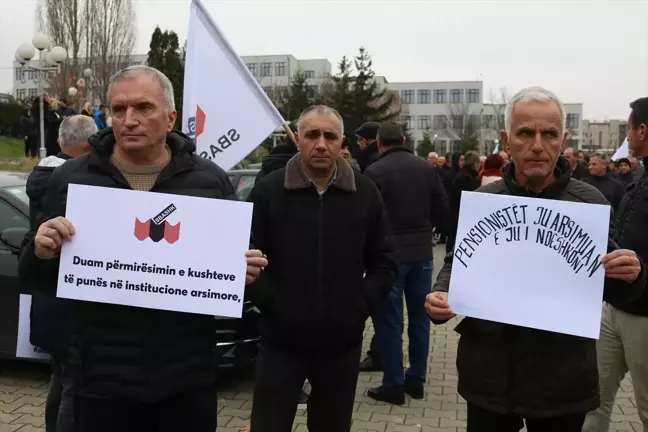 Kosova'da Öğretmenlerden Maaş Artışı İçin Protesto