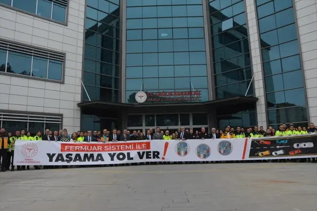 Manisa'da 'Fermuar Sistemiyle Yaşama Yol Ver' Kampanyası Başlatıldı