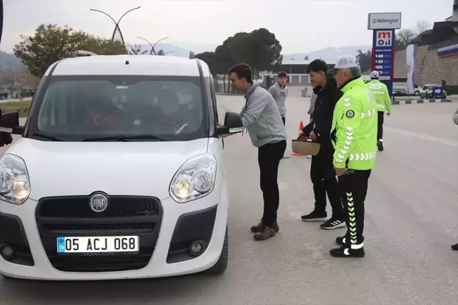 Taşova'da lise öğrencileri sürücüleri uyardı