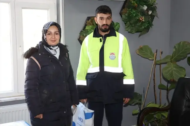 Yalova'da Temizlik İşçisi Bulduğu Cüzdanı Sahibine Teslim Etti