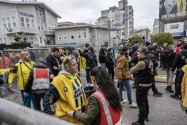 Fenerbahçeli Taraftarlar Derbi İçin Tüpraş Stadı'na Gitti