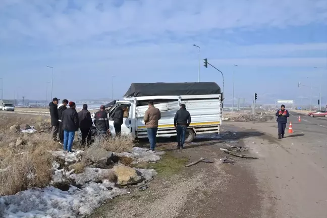 Sivas'ta Tır ile Kamyonetin Çarpışması: 3 Yaralı