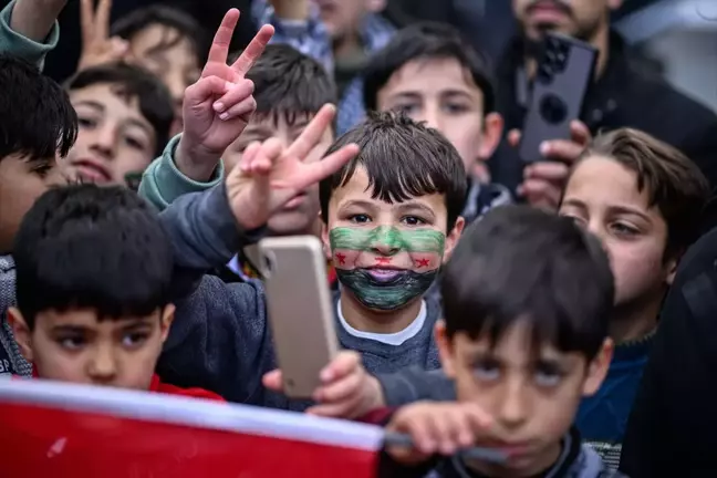 Ankara'daki Suriyeliler, Baas Rejiminin Devrilmesini Kutladı