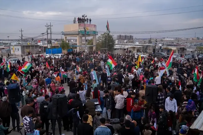 Suriyeli Sığınmacılar Duhok'ta Baas Rejiminin Devrilmesini Kutladı