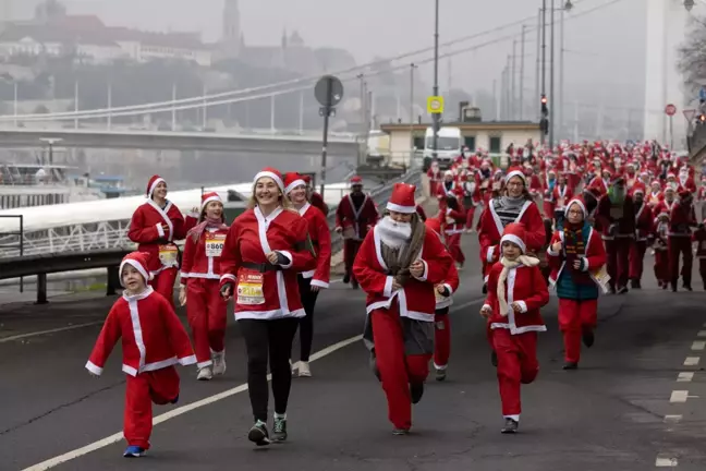 Budapeşte'de Noel Baba Koşusu Yoğun Katılımla Gerçekleşti