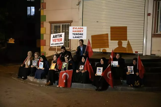 Diyarbakır Anneleri, Evlat Nöbetini Gece Boyunca Sürdürüyor