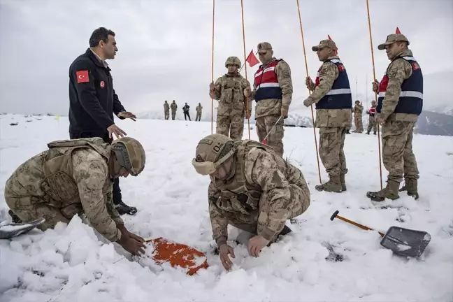 Tunceli'de Jandarma Komandolar Çığ Eğitimleri Alıyor