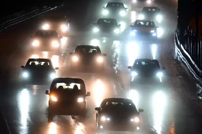 İstanbul'da Yağışlar Nedeniyle Trafik Yoğunluğu Yaşanıyor