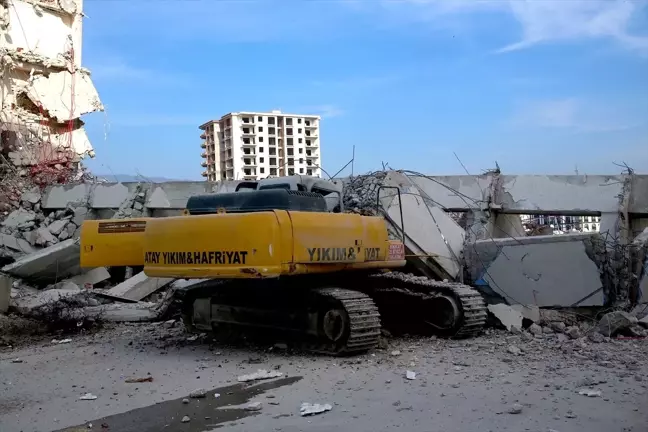 Antakya'da Yıkım Sırasında İş Makinesi Üzerine Devrildi