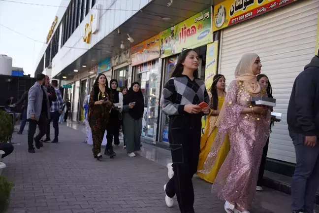 Süleymaniye'deki Suriyeliler, Baas Rejiminin Çöküşünü Tatlılarla Kutladı