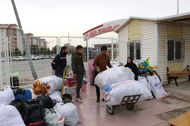 Türkiye'deki Suriyeliler ülkelerine dönüyor