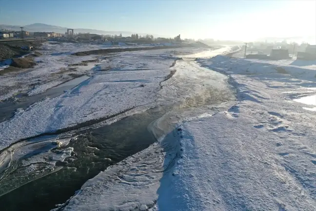 Ağrı'da Dondurucu Soğuklar Murat Nehri'ni Buzla Kapladı