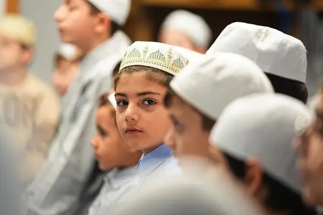 Aile ortamı sağlanan camide çocuklar hem eğleniyor hem öğreniyor