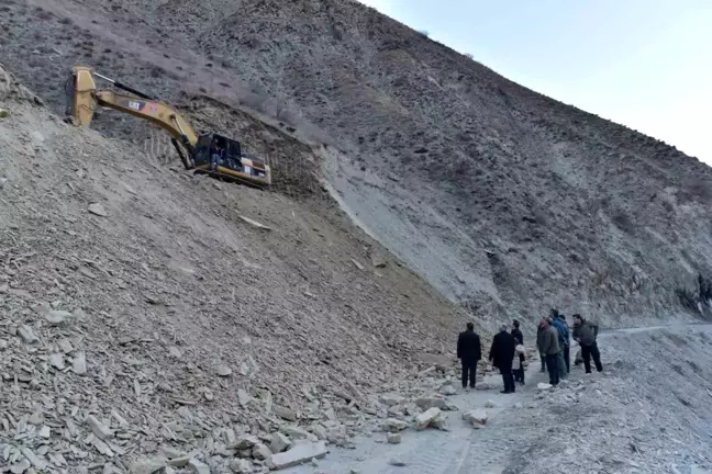 Hakkari'de Köy Yollarında Genişletme Çalışmaları İncelendi