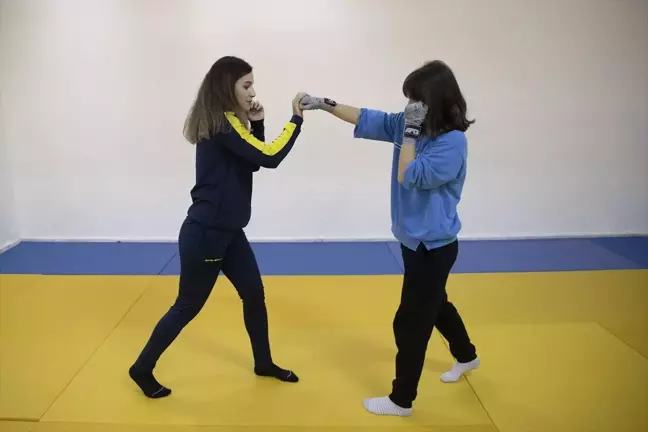Şampiyon Kick Boksçu Öğrencilerine Spor Farkındalığı Kazandırıyor