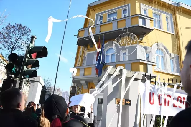 Arnavutluk'ta Üniversite Öğrencileri Eğitim Talepleri İçin Protesto Düzenledi