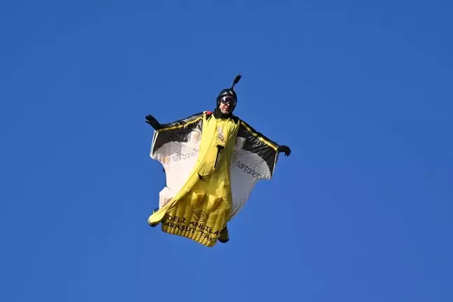 Cengiz Koçak, İstanbul'da 700 Metreden Wingsuit Atlayışı Yaptı