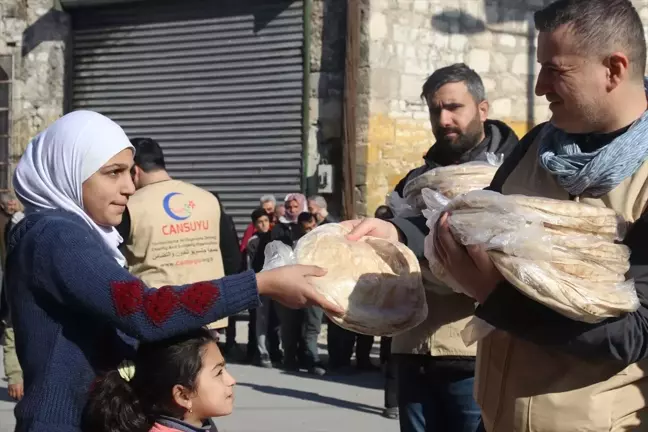 Cansuyu Derneği Halep'te Ekmeği İhtiyaç Sahiplerine Dağıttı