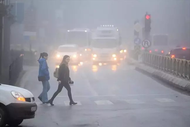 Edirne'de Yoğun Sis Görüş Mesafesini 50 Metreye Düşürdü