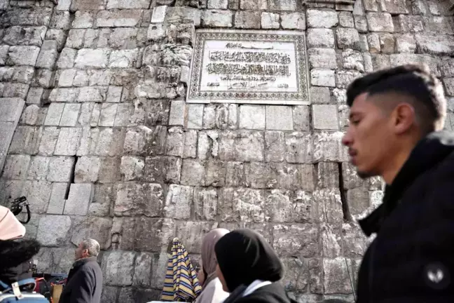 Emevi Camii'nde Hafız Esad'ın Adı Silindi