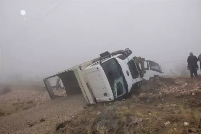 Adıyaman'da Şarampole Devrilen Kamyonun Sürücüsü Yaralandı