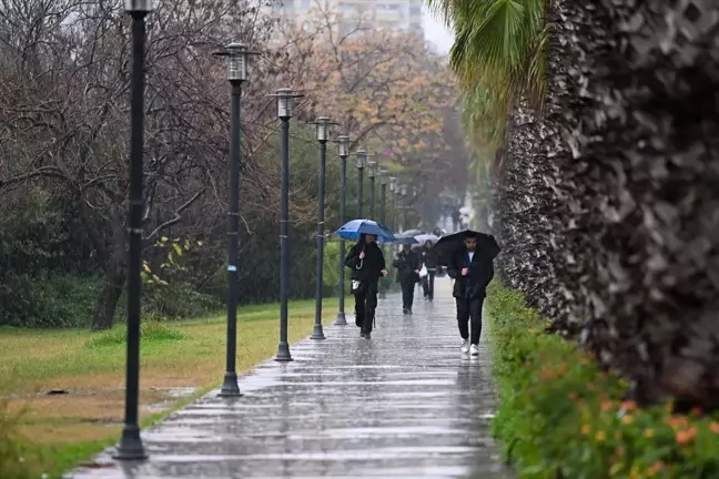 Antalya'da Sağanak Yağış Hayatı Olumsuz Etkiledi