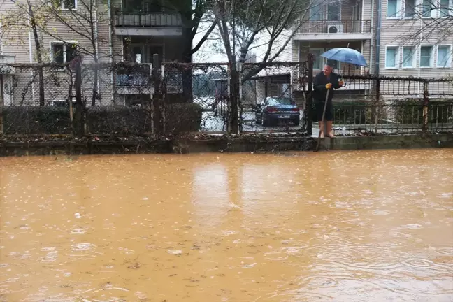 Muğla'nın Menteşe ilçesinde sağanak ve fırtına hayatı olumsuz etkiliyor