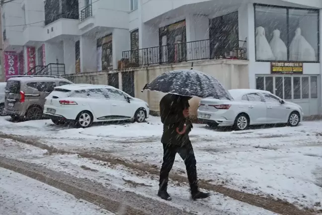 Karlıova'da Kar Yağışı 7 Köy Yolunu Kapadı