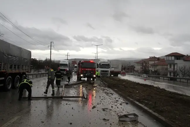 Yağmurda Kayganlaşan Yolda Tır Kontrolden Çıktı, Büyük Facia Önlenildi