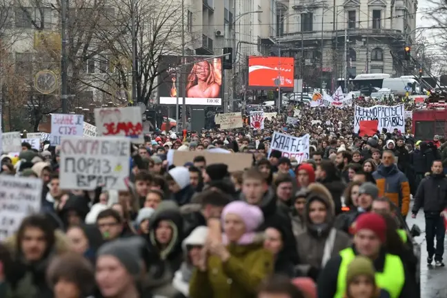 Hukuk Öğrencileri, Novi Sad'daki Fatal Kazanın Aydınlatılması İçin Protesto Düzenledi