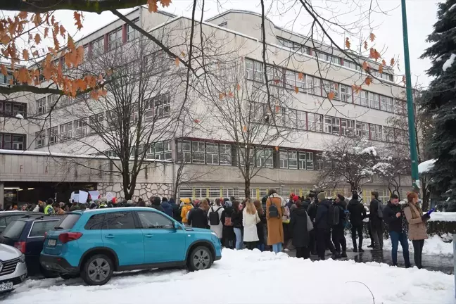 Bosnalı Öğrencilerden Sırp Öğrencilere Destek Gösterisi