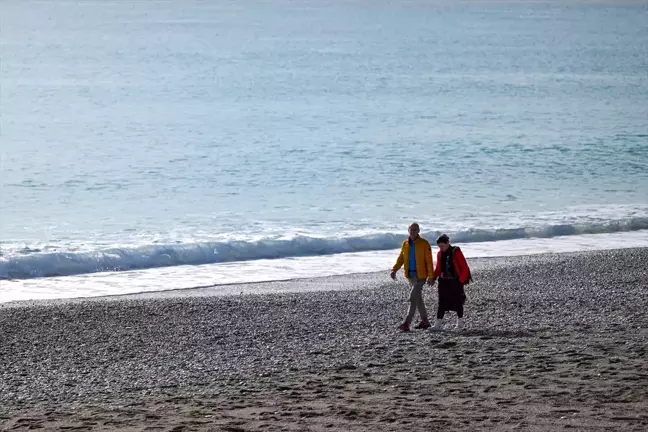 Antalya'da Güneşli Hava, Sahilleri Doldurdu