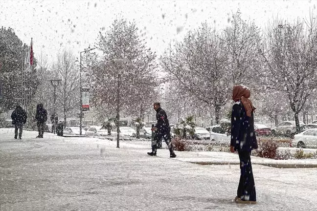 Elazığ'da Yoğun Kar Yağışı 106 Köy Yolunu Kapattı