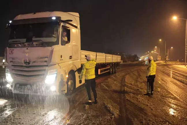 Erzincan-Sivas ve Erzincan-Gümüşhane yollarında kar nedeniyle ağır tonajlı araç geçişi yasaklandı