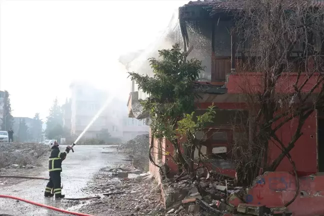 Antakya'da İki Katlı Binada Yangın Çıktı