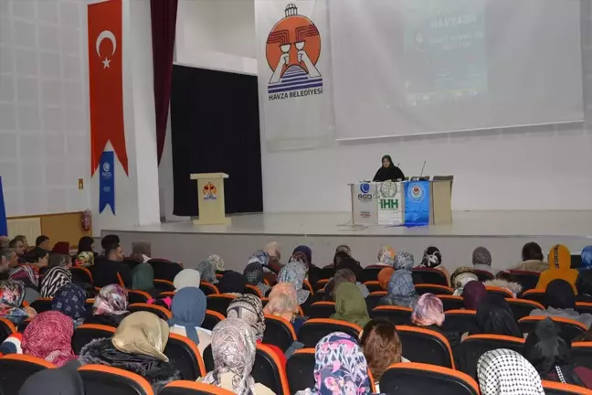 Emine Şenlikoğlu 'İslam Bizden Ne Bekliyor' Konferansında Gençlere Tavsiyelerde Bulundu