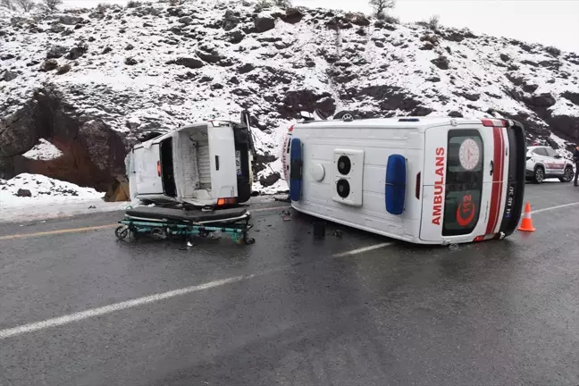 Malatya'da Ambulans ile Kamyonet Çarpıştı: 7 Yaralı