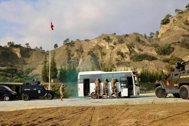 Aydın'da Özel Harekat Polisi Rehine Kurtarma Tatbikatı Düzenledi